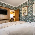 Voeroes Alom Panzio Aparthotel