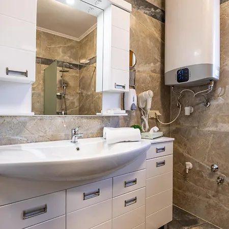 Voeroes Alom Panzio Aparthotel 4*