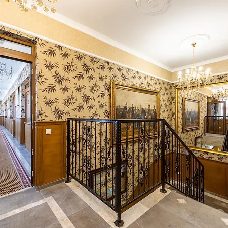 Voeroes Alom Panzio Aparthotel 4*