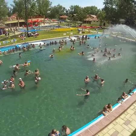 Voeroes Alom Panzio Tiszakécske