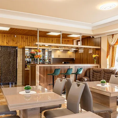 Voeroes Alom Panzio Aparthotel