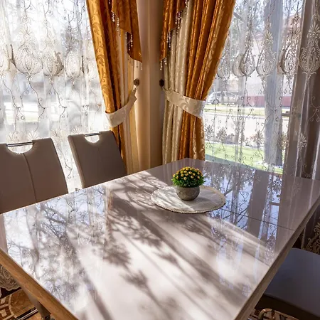 Voeroes Alom Panzio Aparthotel