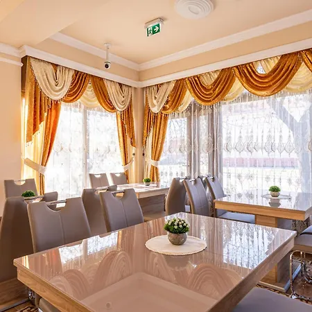Voeroes Alom Panzio Aparthotel