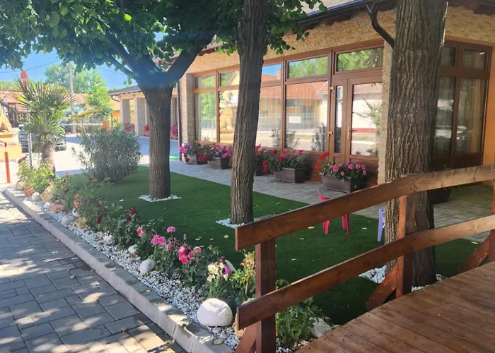 Voeroes Alom Panzio Hotel de apartamente Tiszakécske